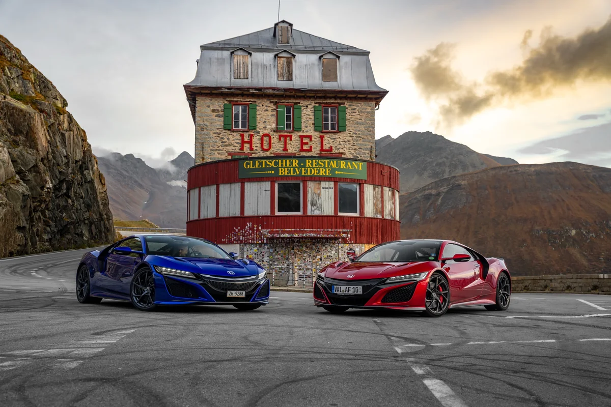 Zwei Honda NSX vor dem Hotel Belvedere am Furkapass